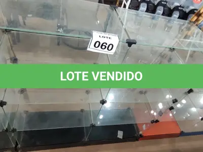 LOTE 060 - 01 VITRINE EXPOSITORA DE VIDRO. (NO ESTADO) ATENÇÃO! FAZER A VISITAÇÃO ANTES DE ARREMATAR, NÃO SABEMOS SE FUNCIONA, LEILÃO NÃO TEM GARANTIA E NEM DEVOLUÇÃO, SUJEITO A POSSÍVEIS AVARIAS VISÍVEIS/OCULTAS E/OU AUSÊNCIA DE COMPONENTES.