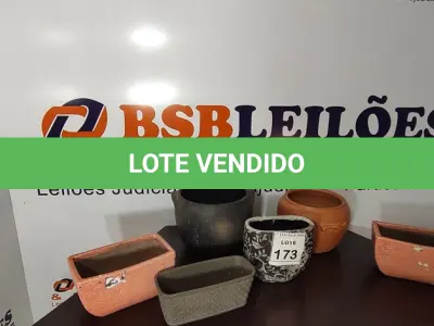LOTE 173 - 02 PANELAS DE BARRO E 04 VASOS DECORADOS. (NO ESTADO) ATENÇÃO! FAZER A VISITAÇÃO ANTES DE ARREMATAR, NÃO SABEMOS SE FUNCIONA, LEILÃO NÃO TEM GARANTIA E NEM DEVOLUÇÃO, SUJEITO A POSSÍVEIS AVARIAS VISÍVEIS/OCULTAS E/OU AUSÊNCIA DE COMPONENTES.