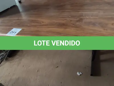 LOTE 291 - 01 MESA BASE DE FERRO TAMPO OVAL EM MADEIRA. (NO ESTADO) ATENÇÃO! FAZER A VISITAÇÃO ANTES DE ARREMATAR, NÃO SABEMOS SE FUNCIONA, LEILÃO NÃO TEM GARANTIA E NEM DEVOLUÇÃO, SUJEITO A POSSÍVEIS AVARIAS VISÍVEIS/OCULTAS E/OU AUSÊNCIA DE COMPONENTES.