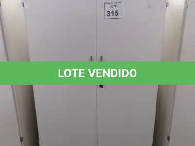 LOTE 315 - 01 ARMÁRIO ALTO PRA ESCRITÓRIO COM 2 PORTAS E 3 COMPARTIMENTOS. (NO ESTADO) ATENÇÃO! FAZER A VISITAÇÃO ANTES DE ARREMATAR, NÃO SABEMOS SE FUNCIONA, LEILÃO NÃO TEM GARANTIA E NEM DEVOLUÇÃO, SUJEITO A POSSÍVEIS AVARIAS VISÍVEIS/OCULTAS E/OU AUSÊNCIA DE COMPONENTES.