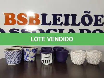 LOTE 191 - 05 VASOS DECORATIVOS TAMANHOS DIVERSOS. (NO ESTADO) ATENÇÃO! FAZER A VISITAÇÃO ANTES DE ARREMATAR, NÃO SABEMOS SE FUNCIONA, LEILÃO NÃO TEM GARANTIA E NEM DEVOLUÇÃO, SUJEITO A POSSÍVEIS AVARIAS VISÍVEIS/OCULTAS E/OU AUSÊNCIA DE COMPONENTES.