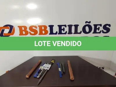 LOTE 026 - 05 PONTEIROS DE FERRO, 02 CHAVES PRA DOBRA DE FERRO E 02 CABOS DE MADEIRA PARA MARTELO. (NO ESTADO) ATENÇÃO! FAZER A VISITAÇÃO ANTES DE ARREMATAR, NÃO SABEMOS SE FUNCIONA, LEILÃO NÃO TEM GARANTIA E NEM DEVOLUÇÃO, SUJEITO A POSSÍVEIS AVARIAS VISÍVEIS/OCULTAS E/OU AUSÊNCIA DE COMPONENTES.