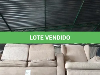 LOTE 321 - 01 SOFÁ DE 2 LUGARES COM 02 PUFFS E 01 POLTRONA. (NO ESTADO) ATENÇÃO! FAZER A VISITAÇÃO ANTES DE ARREMATAR, NÃO SABEMOS SE FUNCIONA, LEILÃO NÃO TEM GARANTIA E NEM DEVOLUÇÃO, SUJEITO A POSSÍVEIS AVARIAS VISÍVEIS/OCULTAS E/OU AUSÊNCIA DE COMPONENTES.
