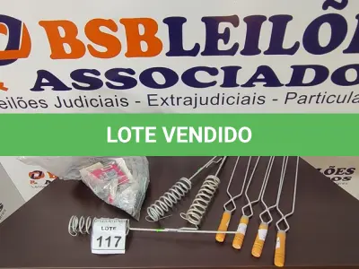 LOTE 117 - 04 ESPETOS DE FERRO, 03 SUPORTES PARA VARA E VÁRIAS TARJETAS E DOBRADIÇAS DIVERSAS. (NO ESTADO) ATENÇÃO! FAZER A VISITAÇÃO ANTES DE ARREMATAR, NÃO SABEMOS SE FUNCIONA, LEILÃO NÃO TEM GARANTIA E NEM DEVOLUÇÃO, SUJEITO A POSSÍVEIS AVARIAS VISÍVEIS/OCULTAS E/OU AUSÊNCIA DE COMPONENTES.