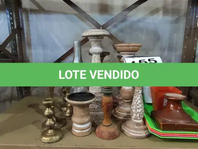 LOTE 155 - 01 LOTE COM CASTIÇAIS DE TAMANHOS DIVERSOS, 04 BANDEJAS E 02 VASOS PEQUENOS. (NO ESTADO) ATENÇÃO! FAZER A VISITAÇÃO ANTES DE ARREMATAR, NÃO SABEMOS SE FUNCIONA, LEILÃO NÃO TEM GARANTIA E NEM DEVOLUÇÃO, SUJEITO A POSSÍVEIS AVARIAS VISÍVEIS/OCULTAS E/OU AUSÊNCIA DE COMPONENTES.