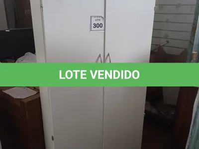 LOTE 300 - 01 ARMÁRIO ALTO PRA ESCRITÓRIO COM 2 PORTAS E 3 COMPARTIMENTOS. (NO ESTADO) ATENÇÃO! FAZER A VISITAÇÃO ANTES DE ARREMATAR, NÃO SABEMOS SE FUNCIONA, LEILÃO NÃO TEM GARANTIA E NEM DEVOLUÇÃO, SUJEITO A POSSÍVEIS AVARIAS VISÍVEIS/OCULTAS E/OU AUSÊNCIA DE COMPONENTES.
