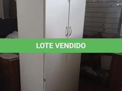 LOTE 300 - 01 ARMÁRIO ALTO PRA ESCRITÓRIO COM 2 PORTAS E 3 COMPARTIMENTOS. (NO ESTADO) ATENÇÃO! FAZER A VISITAÇÃO ANTES DE ARREMATAR, NÃO SABEMOS SE FUNCIONA, LEILÃO NÃO TEM GARANTIA E NEM DEVOLUÇÃO, SUJEITO A POSSÍVEIS AVARIAS VISÍVEIS/OCULTAS E/OU AUSÊNCIA DE COMPONENTES.