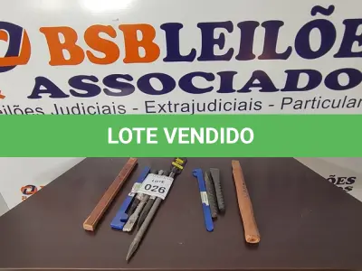 LOTE 026 - 05 PONTEIROS DE FERRO, 02 CHAVES PRA DOBRA DE FERRO E 02 CABOS DE MADEIRA PARA MARTELO. (NO ESTADO) ATENÇÃO! FAZER A VISITAÇÃO ANTES DE ARREMATAR, NÃO SABEMOS SE FUNCIONA, LEILÃO NÃO TEM GARANTIA E NEM DEVOLUÇÃO, SUJEITO A POSSÍVEIS AVARIAS VISÍVEIS/OCULTAS E/OU AUSÊNCIA DE COMPONENTES.