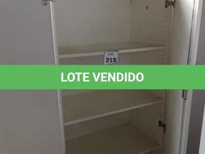LOTE 313 - 01 ARMÁRIO ALTO PRA ESCRITÓRIO COM 2 PORTAS E 3 COMPARTIMENTOS. (NO ESTADO) ATENÇÃO! FAZER A VISITAÇÃO ANTES DE ARREMATAR, NÃO SABEMOS SE FUNCIONA, LEILÃO NÃO TEM GARANTIA E NEM DEVOLUÇÃO, SUJEITO A POSSÍVEIS AVARIAS VISÍVEIS/OCULTAS E/OU AUSÊNCIA DE COMPONENTES.