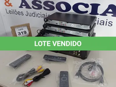 LOTE 319 - 03 APARELHOS DE DVD COM CONTROLE E 01 VÍDEO CASSETE MARCA SHARP. (NO ESTADO) ATENÇÃO! FAZER A VISITAÇÃO ANTES DE ARREMATAR, NÃO SABEMOS SE FUNCIONA, LEILÃO NÃO TEM GARANTIA E NEM DEVOLUÇÃO, SUJEITO A POSSÍVEIS AVARIAS VISÍVEIS/OCULTAS E/OU AUSÊNCIA DE COMPONENTES.