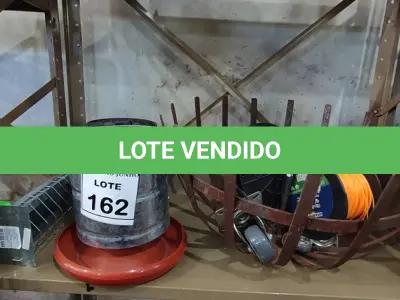 LOTE 162 - 01 FRUTEIRA DE MESA, 02 ROLOS DE MANGUEIRA DE BORRACHA, 01 ROLO DE FIO DE NYLON, 04 RODINHAS DIVERSAS E 02 COMEDORES PARA AVES. (NO ESTADO) ATENÇÃO! FAZER A VISITAÇÃO ANTES DE ARREMATAR, NÃO SABEMOS SE FUNCIONA, LEILÃO NÃO TEM GARANTIA E NEM DEVOLUÇÃO, SUJEITO A POSSÍVEIS AVARIAS VISÍVEIS/OCULTAS E/OU AUSÊNCIA DE COMPONENTES.