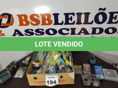 LOTE 194 - 01 LOTE COM MATERIAIS ELÉTRICOS DIVERSOS E 01 CAIXA COM DIVERSOS FUSÍVEIS. (NO ESTADO) ATENÇÃO! FAZER A VISITAÇÃO ANTES DE ARREMATAR, NÃO SABEMOS SE FUNCIONA, LEILÃO NÃO TEM GARANTIA E NEM DEVOLUÇÃO, SUJEITO A POSSÍVEIS AVARIAS VISÍVEIS/OCULTAS E/OU AUSÊNCIA DE COMPONENTES.