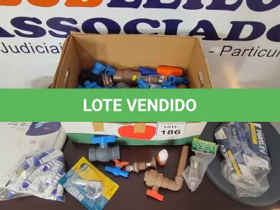 LOTE 186 - 01 LOTE COM GRANDE QUANTIDADE DE CONEXÕES HIDRÁULICAS MEDIDAS DIVERSAS E ADESIVOS PLÁSTICOS E 01 ACENTO PARA VASO INFANTIL. (NO ESTADO) ATENÇÃO! FAZER A VISITAÇÃO ANTES DE ARREMATAR, NÃO SABEMOS SE FUNCIONA, LEILÃO NÃO TEM GARANTIA E NEM DEVOLUÇÃO, SUJEITO A POSSÍVEIS AVARIAS VISÍVEIS/OCULTAS E/OU AUSÊNCIA DE COMPONENTES.