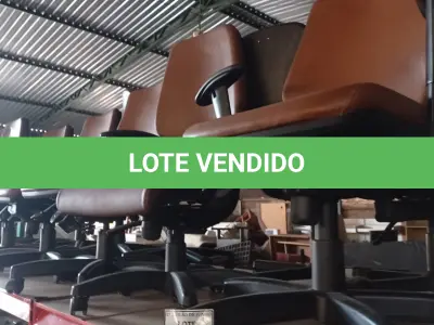 LOTE 348 - 06 CADEIRAS DE ESCRITÓRIO GIRATÓRIAS COM PÉS FIXOS. (NO ESTADO) ATENÇÃO! FAZER A VISITAÇÃO ANTES DE ARREMATAR, NÃO SABEMOS SE FUNCIONA. LEILÃO NÃO TEM GARANTIA E NEM DEVOLUÇÃO, SUJEITO A POSSÍVEIS AVARIAS VISÍVEIS/OCULTAS E/OU AUSÊNCIA DE COMPONENTES.