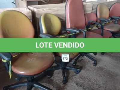 LOTE 372 - 06 CADEIRAS PARA ESCRITÓRIO GIRATÓRIAS. (NO ESTADO) ATENÇÃO! FAZER A VISITAÇÃO ANTES DE ARREMATAR, NÃO SABEMOS SE FUNCIONA. LEILÃO NÃO TEM GARANTIA E NEM DEVOLUÇÃO, SUJEITO A POSSÍVEIS AVARIAS VISÍVEIS/OCULTAS E/OU AUSÊNCIA DE COMPONENTES.