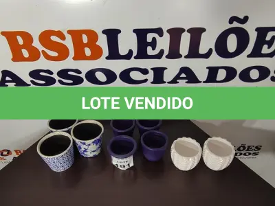 LOTE 191 - 05 VASOS DECORATIVOS TAMANHOS DIVERSOS. (NO ESTADO) ATENÇÃO! FAZER A VISITAÇÃO ANTES DE ARREMATAR, NÃO SABEMOS SE FUNCIONA, LEILÃO NÃO TEM GARANTIA E NEM DEVOLUÇÃO, SUJEITO A POSSÍVEIS AVARIAS VISÍVEIS/OCULTAS E/OU AUSÊNCIA DE COMPONENTES.