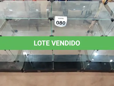 LOTE 080 - 01 VITRINE EXPOSITORA DE VIDRO. (NO ESTADO) ATENÇÃO! FAZER A VISITAÇÃO ANTES DE ARREMATAR, NÃO SABEMOS SE FUNCIONA, LEILÃO NÃO TEM GARANTIA E NEM DEVOLUÇÃO, SUJEITO A POSSÍVEIS AVARIAS VISÍVEIS/OCULTAS E/OU AUSÊNCIA DE COMPONENTES.
