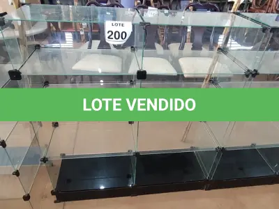 LOTE 200 - 01 VITRINE EXPOSITORA DE VIDRO. (NO ESTADO) ATENÇÃO! FAZER A VISITAÇÃO ANTES DE ARREMATAR, NÃO SABEMOS SE FUNCIONA, LEILÃO NÃO TEM GARANTIA E NEM DEVOLUÇÃO, SUJEITO A POSSÍVEIS AVARIAS VISÍVEIS/OCULTAS E/OU AUSÊNCIA DE COMPONENTES.