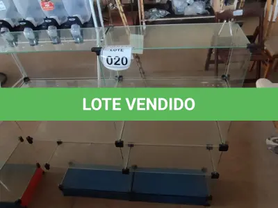 LOTE 020 - 01 VITRINE EXPOSITORA DE VIDRO. (NO ESTADO) ATENÇÃO! FAZER A VISITAÇÃO ANTES DE ARREMATAR, NÃO SABEMOS SE FUNCIONA, LEILÃO NÃO TEM GARANTIA E NEM DEVOLUÇÃO, SUJEITO A POSSÍVEIS AVARIAS VISÍVEIS/OCULTAS E/OU AUSÊNCIA DE COMPONENTES.