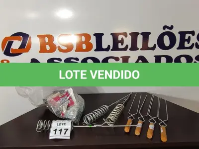LOTE 117 - 04 ESPETOS DE FERRO, 03 SUPORTES PARA VARA E VÁRIAS TARJETAS E DOBRADIÇAS DIVERSAS. (NO ESTADO) ATENÇÃO! FAZER A VISITAÇÃO ANTES DE ARREMATAR, NÃO SABEMOS SE FUNCIONA, LEILÃO NÃO TEM GARANTIA E NEM DEVOLUÇÃO, SUJEITO A POSSÍVEIS AVARIAS VISÍVEIS/OCULTAS E/OU AUSÊNCIA DE COMPONENTES.