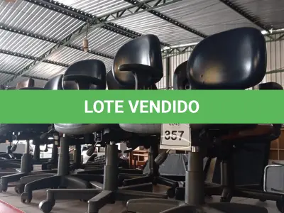 LOTE 357 - 04 CADEIRAS COM PÉS FIXOS GIRATÓRIAS. (NO ESTADO) ATENÇÃO! FAZER A VISITAÇÃO ANTES DE ARREMATAR, NÃO SABEMOS SE FUNCIONA. LEILÃO NÃO TEM GARANTIA E NEM DEVOLUÇÃO, SUJEITO A POSSÍVEIS AVARIAS VISÍVEIS/OCULTAS E/OU AUSÊNCIA DE COMPONENTES.