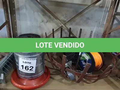 LOTE 162 - 01 FRUTEIRA DE MESA, 02 ROLOS DE MANGUEIRA DE BORRACHA, 01 ROLO DE FIO DE NYLON, 04 RODINHAS DIVERSAS E 02 COMEDORES PARA AVES. (NO ESTADO) ATENÇÃO! FAZER A VISITAÇÃO ANTES DE ARREMATAR, NÃO SABEMOS SE FUNCIONA, LEILÃO NÃO TEM GARANTIA E NEM DEVOLUÇÃO, SUJEITO A POSSÍVEIS AVARIAS VISÍVEIS/OCULTAS E/OU AUSÊNCIA DE COMPONENTES.