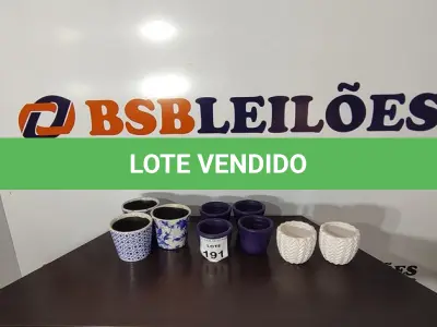 LOTE 191 - 05 VASOS DECORATIVOS TAMANHOS DIVERSOS. (NO ESTADO) ATENÇÃO! FAZER A VISITAÇÃO ANTES DE ARREMATAR, NÃO SABEMOS SE FUNCIONA, LEILÃO NÃO TEM GARANTIA E NEM DEVOLUÇÃO, SUJEITO A POSSÍVEIS AVARIAS VISÍVEIS/OCULTAS E/OU AUSÊNCIA DE COMPONENTES.