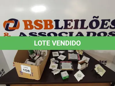LOTE 108 - 01 LOTE COM VÁRIAS LUMINÁRIAS DE TAMANHOS E MODELOS DIVERSOS. (NO ESTADO) ATENÇÃO! FAZER A VISITAÇÃO ANTES DE ARREMATAR, NÃO SABEMOS SE FUNCIONA, LEILÃO NÃO TEM GARANTIA E NEM DEVOLUÇÃO, SUJEITO A POSSÍVEIS AVARIAS VISÍVEIS/OCULTAS E/OU AUSÊNCIA DE COMPONENTES.