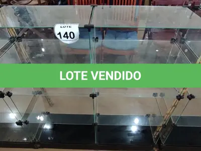 LOTE 140 - 01 VITRINE EXPOSITORA DE VIDRO. (NO ESTADO) ATENÇÃO! FAZER A VISITAÇÃO ANTES DE ARREMATAR, NÃO SABEMOS SE FUNCIONA, LEILÃO NÃO TEM GARANTIA E NEM DEVOLUÇÃO, SUJEITO A POSSÍVEIS AVARIAS VISÍVEIS/OCULTAS E/OU AUSÊNCIA DE COMPONENTES.