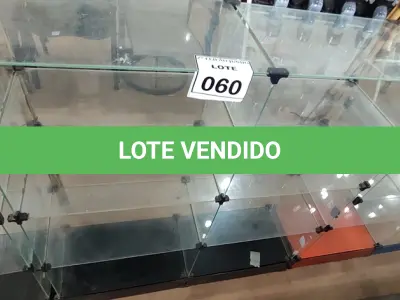 LOTE 060 - 01 VITRINE EXPOSITORA DE VIDRO. (NO ESTADO) ATENÇÃO! FAZER A VISITAÇÃO ANTES DE ARREMATAR, NÃO SABEMOS SE FUNCIONA, LEILÃO NÃO TEM GARANTIA E NEM DEVOLUÇÃO, SUJEITO A POSSÍVEIS AVARIAS VISÍVEIS/OCULTAS E/OU AUSÊNCIA DE COMPONENTES.