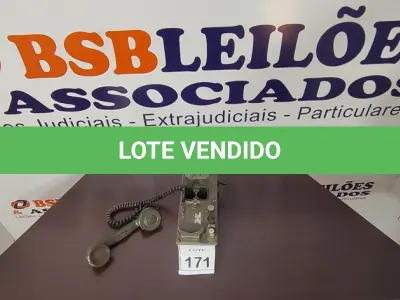 LOTE 171 - 01 TELEFONE ANTIGO. (NO ESTADO) ATENÇÃO! FAZER A VISITAÇÃO ANTES DE ARREMATAR, NÃO SABEMOS SE FUNCIONA, LEILÃO NÃO TEM GARANTIA E NEM DEVOLUÇÃO, SUJEITO A POSSÍVEIS AVARIAS VISÍVEIS/OCULTAS E/OU AUSÊNCIA DE COMPONENTES.