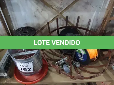 LOTE 162 - 01 FRUTEIRA DE MESA, 02 ROLOS DE MANGUEIRA DE BORRACHA, 01 ROLO DE FIO DE NYLON, 04 RODINHAS DIVERSAS E 02 COMEDORES PARA AVES. (NO ESTADO) ATENÇÃO! FAZER A VISITAÇÃO ANTES DE ARREMATAR, NÃO SABEMOS SE FUNCIONA, LEILÃO NÃO TEM GARANTIA E NEM DEVOLUÇÃO, SUJEITO A POSSÍVEIS AVARIAS VISÍVEIS/OCULTAS E/OU AUSÊNCIA DE COMPONENTES.
