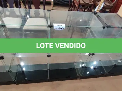LOTE 180 - 01 VITRINE EXPOSITORA DE VIDRO. (NO ESTADO) ATENÇÃO! FAZER A VISITAÇÃO ANTES DE ARREMATAR, NÃO SABEMOS SE FUNCIONA, LEILÃO NÃO TEM GARANTIA E NEM DEVOLUÇÃO, SUJEITO A POSSÍVEIS AVARIAS VISÍVEIS/OCULTAS E/OU AUSÊNCIA DE COMPONENTES.