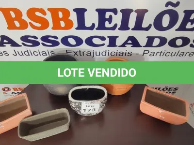 LOTE 173 - 02 PANELAS DE BARRO E 04 VASOS DECORADOS. (NO ESTADO) ATENÇÃO! FAZER A VISITAÇÃO ANTES DE ARREMATAR, NÃO SABEMOS SE FUNCIONA, LEILÃO NÃO TEM GARANTIA E NEM DEVOLUÇÃO, SUJEITO A POSSÍVEIS AVARIAS VISÍVEIS/OCULTAS E/OU AUSÊNCIA DE COMPONENTES.