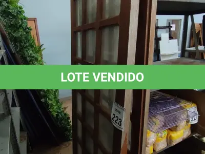 LOTE 223 - 02 PORTAS DE MADEIRAS COM VIDRO. (NO ESTADO) ATENÇÃO! FAZER A VISITAÇÃO ANTES DE ARREMATAR, NÃO SABEMOS SE FUNCIONA, LEILÃO NÃO TEM GARANTIA E NEM DEVOLUÇÃO, SUJEITO A POSSÍVEIS AVARIAS VISÍVEIS/OCULTAS E/OU AUSÊNCIA DE COMPONENTES.