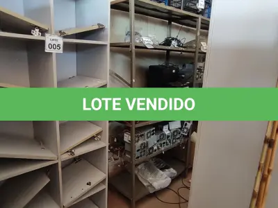 LOTE 005 - 01 ARMÁRIO ALTO PARA ESCRITÓRIO COM 10 PORTAS. (NO ESTADO) ATENÇÃO! FAZER A VISITAÇÃO ANTES DE ARREMATAR, NÃO SABEMOS SE FUNCIONA, LEILÃO NÃO TEM GARANTIA E NEM DEVOLUÇÃO, SUJEITO A POSSÍVEIS AVARIAS VISÍVEIS/OCULTAS E/OU AUSÊNCIA DE COMPONENTES.