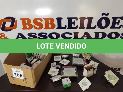 LOTE 108 - 01 LOTE COM VÁRIAS LUMINÁRIAS DE TAMANHOS E MODELOS DIVERSOS. (NO ESTADO) ATENÇÃO! FAZER A VISITAÇÃO ANTES DE ARREMATAR, NÃO SABEMOS SE FUNCIONA, LEILÃO NÃO TEM GARANTIA E NEM DEVOLUÇÃO, SUJEITO A POSSÍVEIS AVARIAS VISÍVEIS/OCULTAS E/OU AUSÊNCIA DE COMPONENTES.