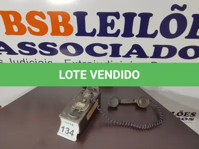 LOTE 134 - 01 TELEFONE ANTIGO. (NO ESTADO) ATENÇÃO! FAZER A VISITAÇÃO ANTES DE ARREMATAR, NÃO SABEMOS SE FUNCIONA, LEILÃO NÃO TEM GARANTIA E NEM DEVOLUÇÃO, SUJEITO A POSSÍVEIS AVARIAS VISÍVEIS/OCULTAS E/OU AUSÊNCIA DE COMPONENTES.
