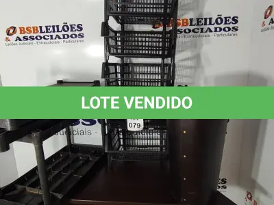 LOTE 079 - 05 CESTAS ORGANIZADORAS, 01 PRATELEIRA DE PLÁSTICO INCOMPLETA E 01 PROTETOR PRA PLANTAS. (NO ESTADO) ATENÇÃO! FAZER A VISITAÇÃO ANTES DE ARREMATAR, NÃO SABEMOS SE FUNCIONA, LEILÃO NÃO TEM GARANTIA E NEM DEVOLUÇÃO, SUJEITO A POSSÍVEIS AVARIAS VISÍVEIS/OCULTAS E/OU AUSÊNCIA DE COMPONENTES.