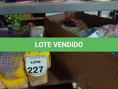 LOTE 227 - 08 PACOTES DE SERRAGEM PRENSADA MARCA POWER PETS E 01 GAIOLA DE HAMSTER E 01 CAIXA COM GRANDE VARIEDADE DE RODAS PARA HAMSTER.  (NO ESTADO) ATENÇÃO! FAZER A VISITAÇÃO ANTES DE ARREMATAR, NÃO SABEMOS SE FUNCIONA, LEILÃO NÃO TEM GARANTIA E NEM DEVOLUÇÃO, SUJEITO A POSSÍVEIS AVARIAS VISÍVEIS/OCULTAS E/OU AUSÊNCIA DE COMPONENTES.