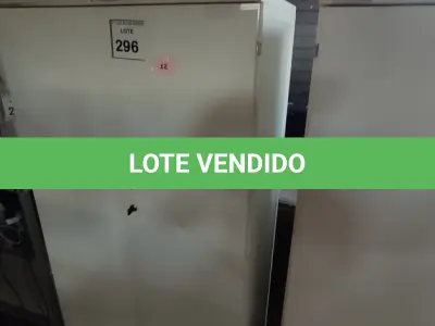 LOTE 296 - 01 ARMÁRIO ALTO PRA ESCRITÓRIO COM 2 PORTAS E 3 COMPARTIMENTOS. (NO ESTADO) ATENÇÃO! FAZER A VISITAÇÃO ANTES DE ARREMATAR, NÃO SABEMOS SE FUNCIONA, LEILÃO NÃO TEM GARANTIA E NEM DEVOLUÇÃO, SUJEITO A POSSÍVEIS AVARIAS VISÍVEIS/OCULTAS E/OU AUSÊNCIA DE COMPONENTES.