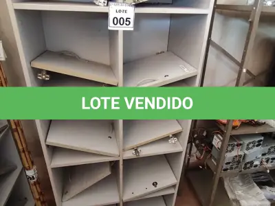LOTE 005 - 01 ARMÁRIO ALTO PARA ESCRITÓRIO COM 10 PORTAS. (NO ESTADO) ATENÇÃO! FAZER A VISITAÇÃO ANTES DE ARREMATAR, NÃO SABEMOS SE FUNCIONA, LEILÃO NÃO TEM GARANTIA E NEM DEVOLUÇÃO, SUJEITO A POSSÍVEIS AVARIAS VISÍVEIS/OCULTAS E/OU AUSÊNCIA DE COMPONENTES.