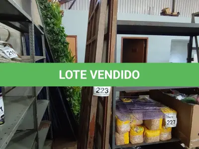 LOTE 223 - 02 PORTAS DE MADEIRAS COM VIDRO. (NO ESTADO) ATENÇÃO! FAZER A VISITAÇÃO ANTES DE ARREMATAR, NÃO SABEMOS SE FUNCIONA, LEILÃO NÃO TEM GARANTIA E NEM DEVOLUÇÃO, SUJEITO A POSSÍVEIS AVARIAS VISÍVEIS/OCULTAS E/OU AUSÊNCIA DE COMPONENTES.