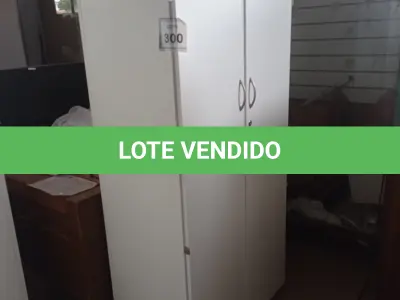 LOTE 300 - 01 ARMÁRIO ALTO PRA ESCRITÓRIO COM 2 PORTAS E 3 COMPARTIMENTOS. (NO ESTADO) ATENÇÃO! FAZER A VISITAÇÃO ANTES DE ARREMATAR, NÃO SABEMOS SE FUNCIONA, LEILÃO NÃO TEM GARANTIA E NEM DEVOLUÇÃO, SUJEITO A POSSÍVEIS AVARIAS VISÍVEIS/OCULTAS E/OU AUSÊNCIA DE COMPONENTES.