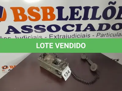LOTE 134 - 01 TELEFONE ANTIGO. (NO ESTADO) ATENÇÃO! FAZER A VISITAÇÃO ANTES DE ARREMATAR, NÃO SABEMOS SE FUNCIONA, LEILÃO NÃO TEM GARANTIA E NEM DEVOLUÇÃO, SUJEITO A POSSÍVEIS AVARIAS VISÍVEIS/OCULTAS E/OU AUSÊNCIA DE COMPONENTES.