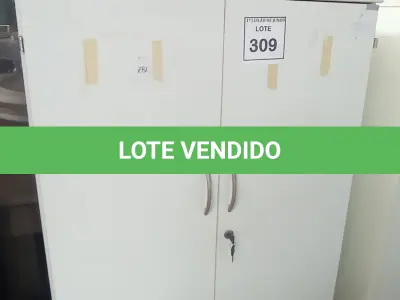 LOTE 309 - 01 ARMÁRIO ALTO PRA ESCRITÓRIO COM 2 PORTAS E 3 COMPARTIMENTOS. (NO ESTADO) ATENÇÃO! FAZER A VISITAÇÃO ANTES DE ARREMATAR, NÃO SABEMOS SE FUNCIONA, LEILÃO NÃO TEM GARANTIA E NEM DEVOLUÇÃO, SUJEITO A POSSÍVEIS AVARIAS VISÍVEIS/OCULTAS E/OU AUSÊNCIA DE COMPONENTES.