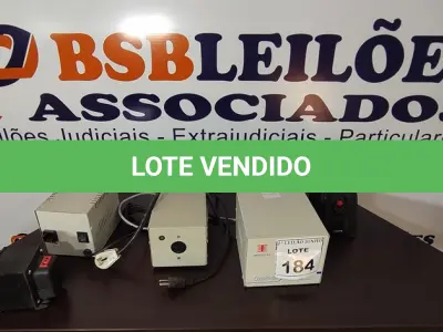 LOTE 184 - 04 TRANSFORMADORES TAMANHOS DIVERSOS E 01 ESTABILIZADOR. (NO ESTADO) ATENÇÃO! FAZER A VISITAÇÃO ANTES DE ARREMATAR, NÃO SABEMOS SE FUNCIONA, LEILÃO NÃO TEM GARANTIA E NEM DEVOLUÇÃO, SUJEITO A POSSÍVEIS AVARIAS VISÍVEIS/OCULTAS E/OU AUSÊNCIA DE COMPONENTES.