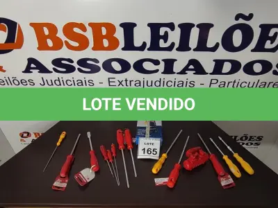 LOTE 165 - 14 CHAVES PHILIPS E FENDA TAMANHOS DIVERSOS, 01 ALICATE AMPERÍMETRO DIGITAL E 01 REPLICA DE COMPRESSOR.  (NO ESTADO) ATENÇÃO! FAZER A VISITAÇÃO ANTES DE ARREMATAR, NÃO SABEMOS SE FUNCIONA, LEILÃO NÃO TEM GARANTIA E NEM DEVOLUÇÃO, SUJEITO A POSSÍVEIS AVARIAS VISÍVEIS/OCULTAS E/OU AUSÊNCIA DE COMPONENTES.