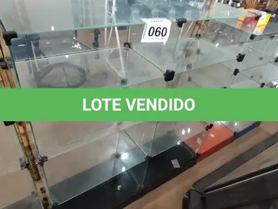 LOTE 060 - 01 VITRINE EXPOSITORA DE VIDRO. (NO ESTADO) ATENÇÃO! FAZER A VISITAÇÃO ANTES DE ARREMATAR, NÃO SABEMOS SE FUNCIONA, LEILÃO NÃO TEM GARANTIA E NEM DEVOLUÇÃO, SUJEITO A POSSÍVEIS AVARIAS VISÍVEIS/OCULTAS E/OU AUSÊNCIA DE COMPONENTES.