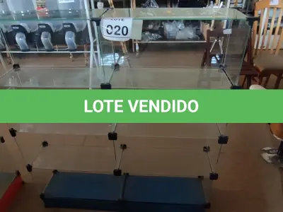 LOTE 020 - 01 VITRINE EXPOSITORA DE VIDRO. (NO ESTADO) ATENÇÃO! FAZER A VISITAÇÃO ANTES DE ARREMATAR, NÃO SABEMOS SE FUNCIONA, LEILÃO NÃO TEM GARANTIA E NEM DEVOLUÇÃO, SUJEITO A POSSÍVEIS AVARIAS VISÍVEIS/OCULTAS E/OU AUSÊNCIA DE COMPONENTES.